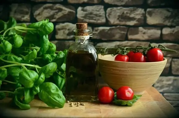 O manjericão combina perfeitamente com refeições que levam tomate, azeite