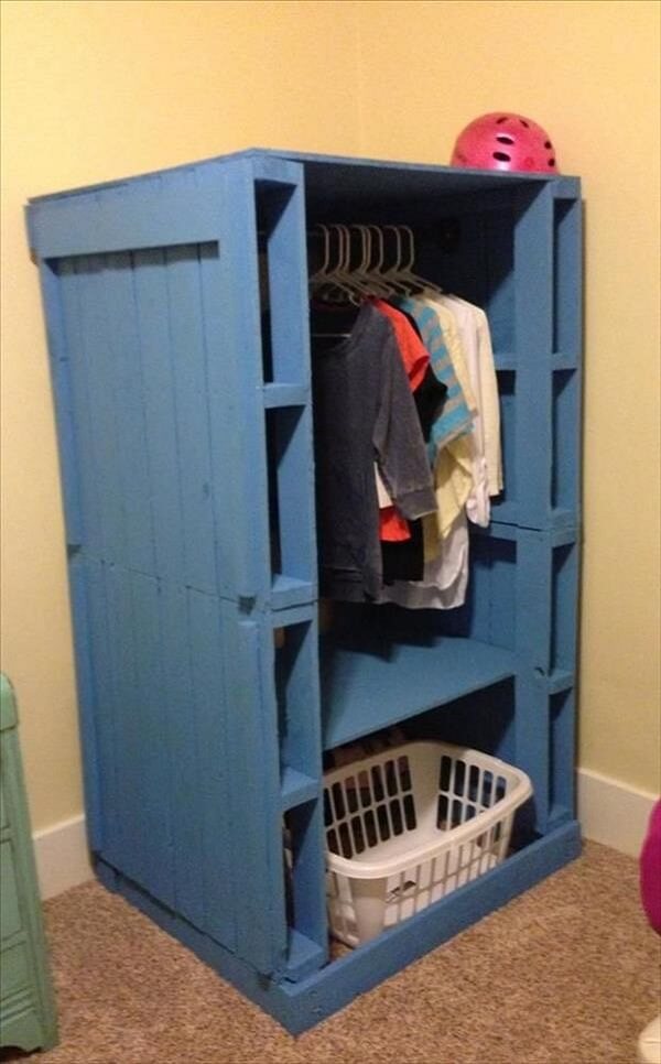 Guarda roupa feito de pallet com acabamento em azul para quarto infantil