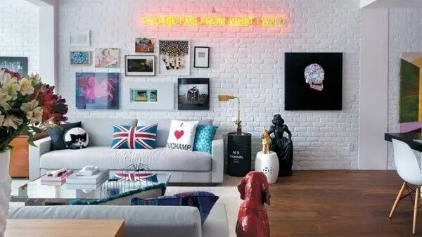 Sala de estar decorada com quadros e luminária neon personalizada