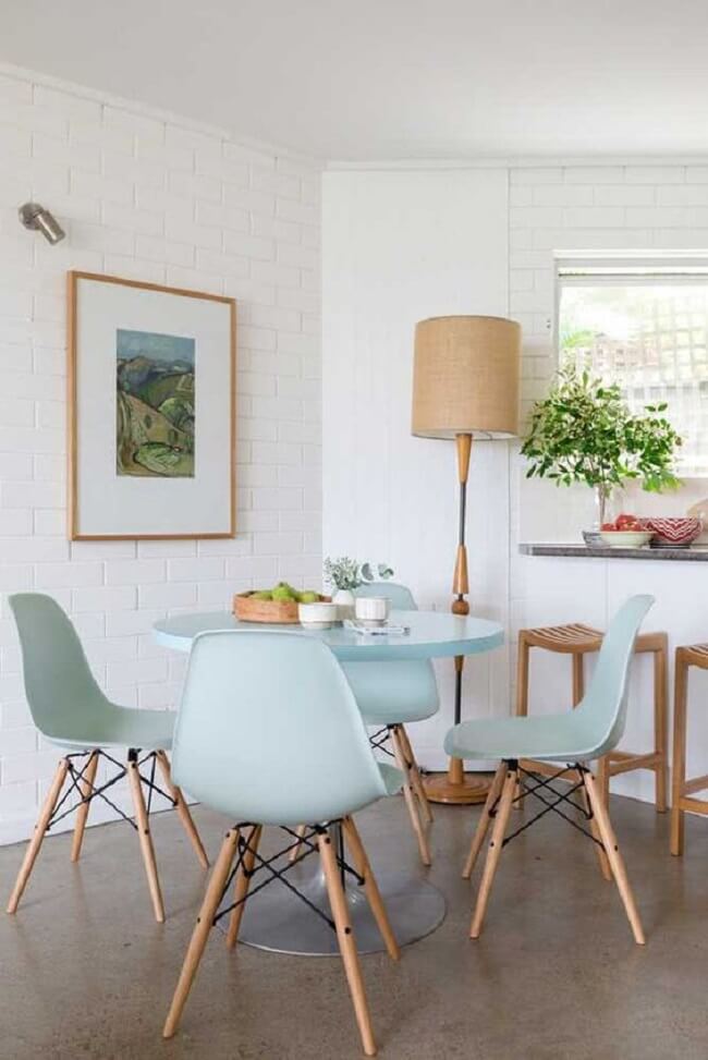 Sala de jantar com mesa e cadeiras em acabamento verde menta