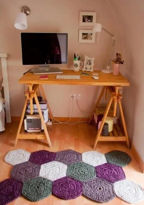 Escrivaninha com tapete artesanal roxo e cinza