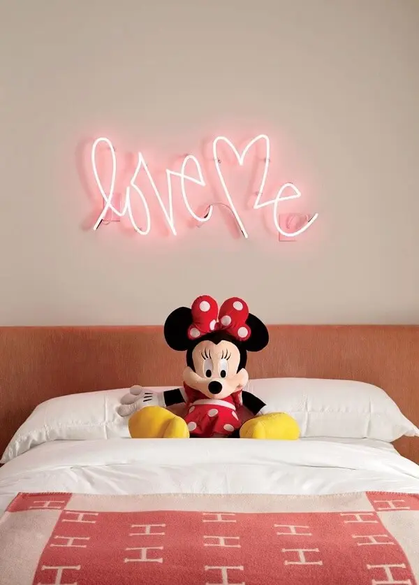 Traga romantismo para a decoração do quarto incluindo um letreiro luminoso neon
