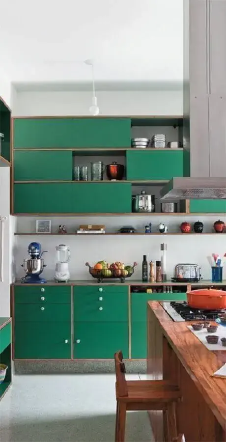 armário de cozinha verde esmeralda com design retrô Foto CoachDecor