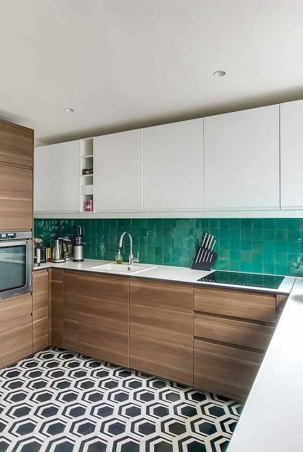 armários de madeira e armários brancos para cozinha em U com revestimento verde Foto Pinterest