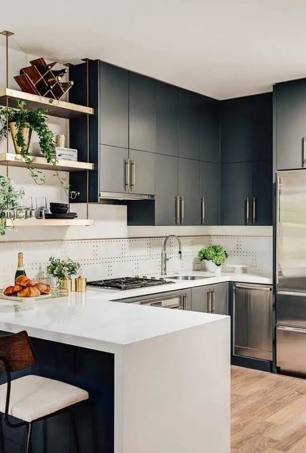 armários pretos para decoração de cozinha em U com bancada branca e prateleiras de madeira Foto Pinterest