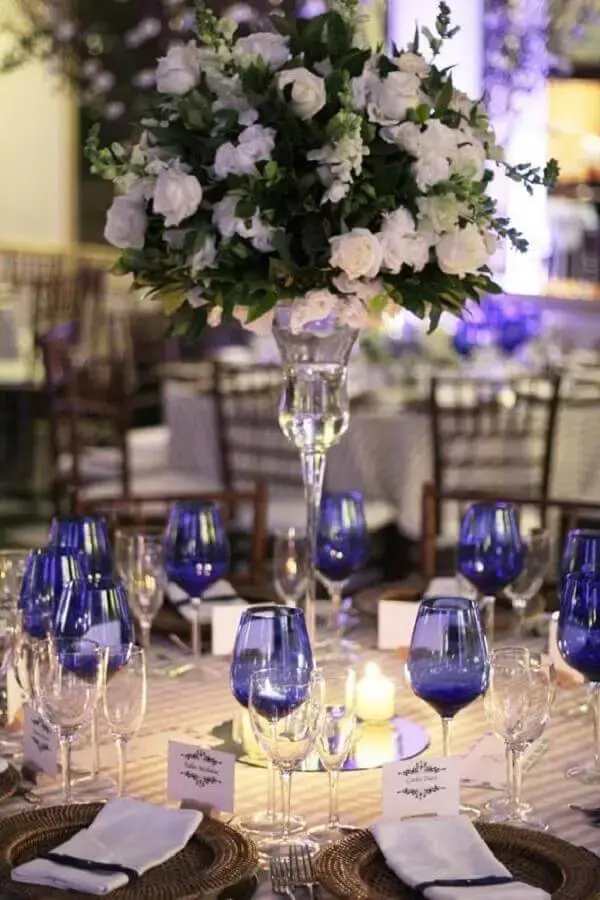 arranjos com rosas brancas para decoração de casamento azul Foto Nunes Pacheco - Cerimonial e Assessoria