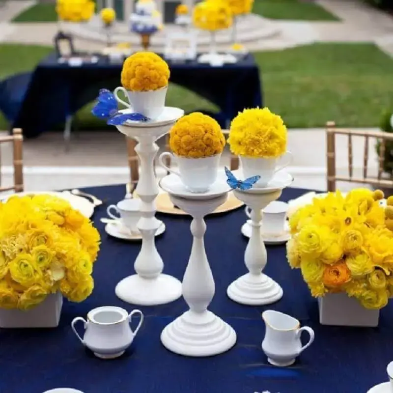 arranjos de flores amarelas para decoração de casamento azul marinho Foto Casa e Festa