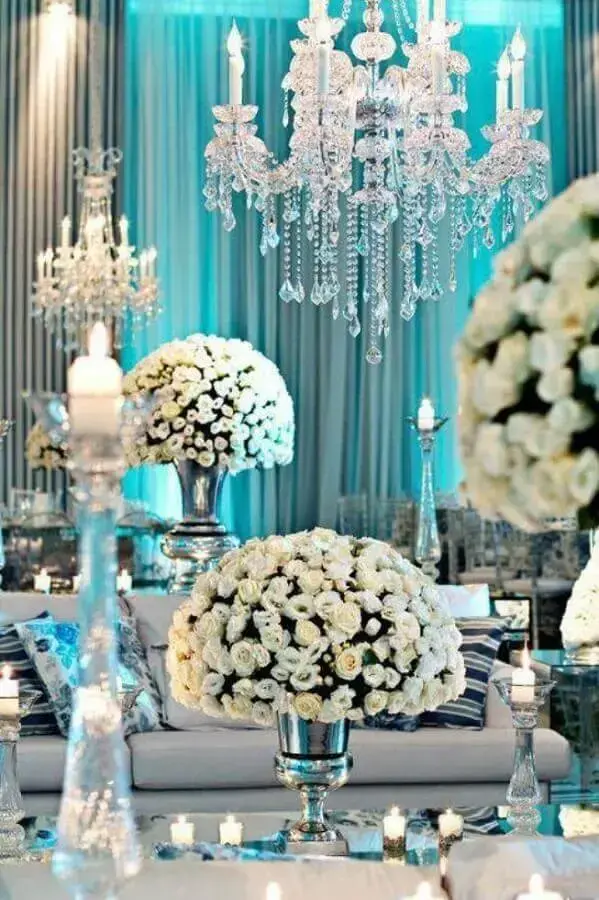 arranjos de rosas brancas e lustre de cristal para decoração de casamento azul tiffany Foto Só Decor