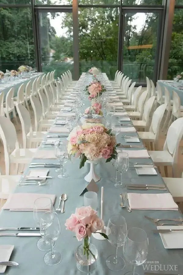arranjos de rosas para decoração de casamento azul rosa e branco Foto WedLuxe Magazine