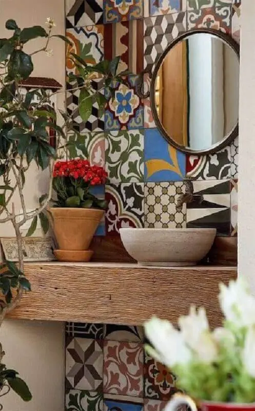 bancada de madeira e ladrilho hidráulico para decoração de banheiro rústico Foto Jeito de Casa