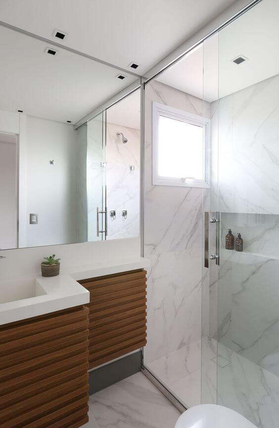 Banheiro com porcelanato marmorizado