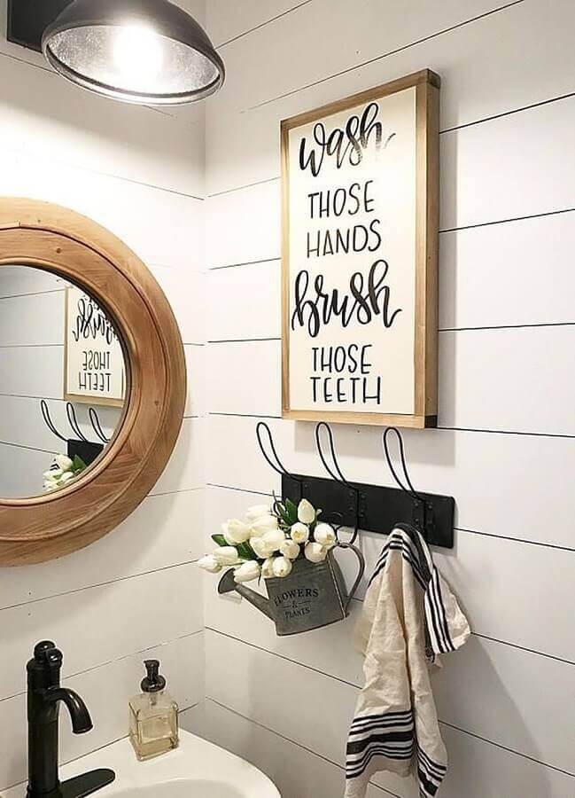 banheiro decorado com quadros com frases Foto Pinterest
