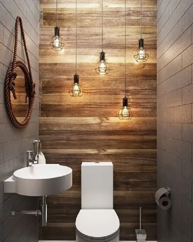 banheiro pequeno rústico decorado com luminárias aramadas e espelho redondo com moldura de corda Foto Pinterest