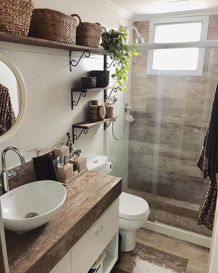 banheiro pequeno rústico decorado com prateleiras apoiadas em mão francesa Foto Pinterest