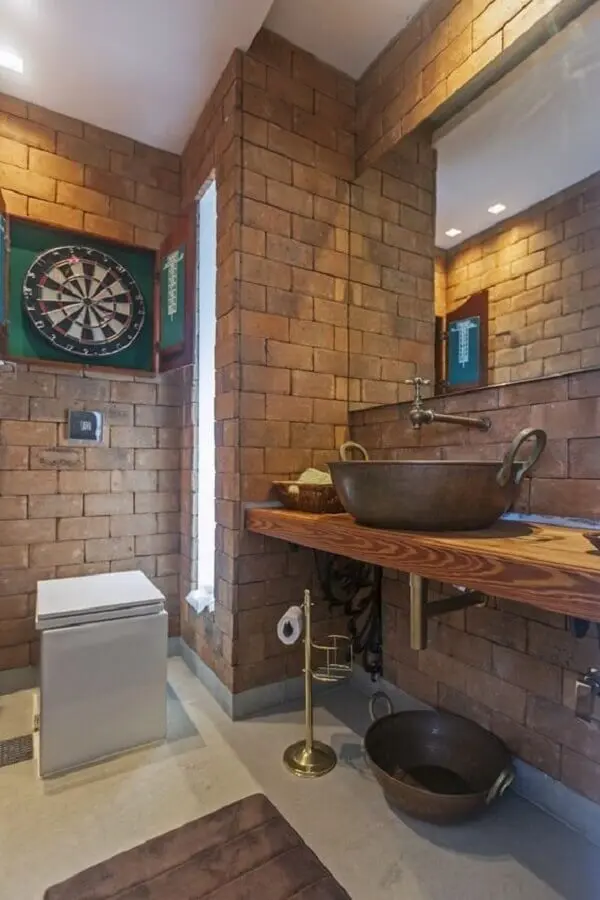 banheiro rústico decorado com parede de tijolo à vista e cuba feita com tacho cobre Foto Webcomunica