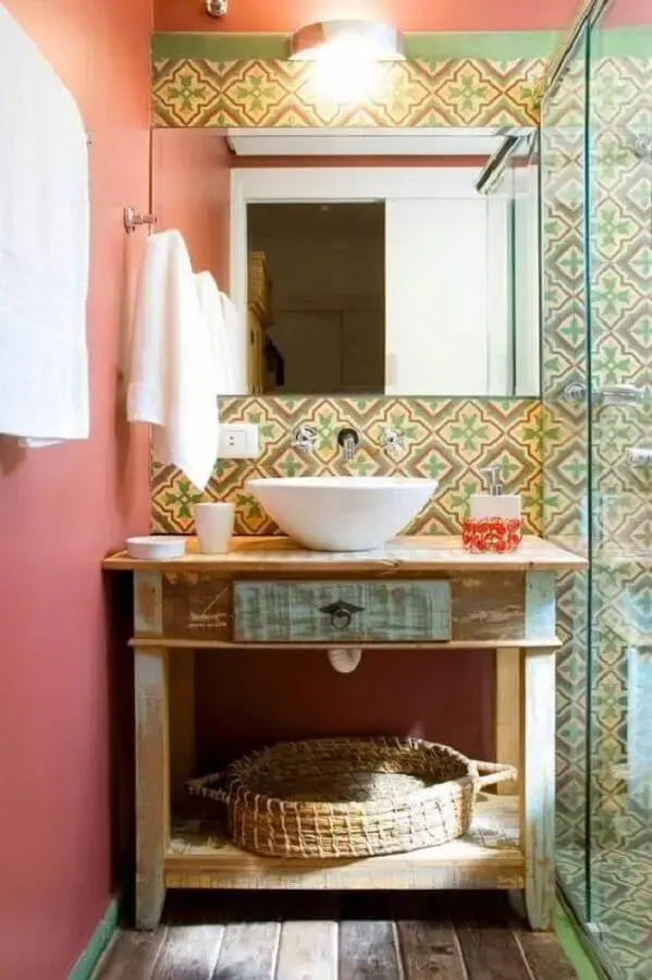 banheiro rústico simples decorado com ladrilho hidráulico Foto Jeito de Casa