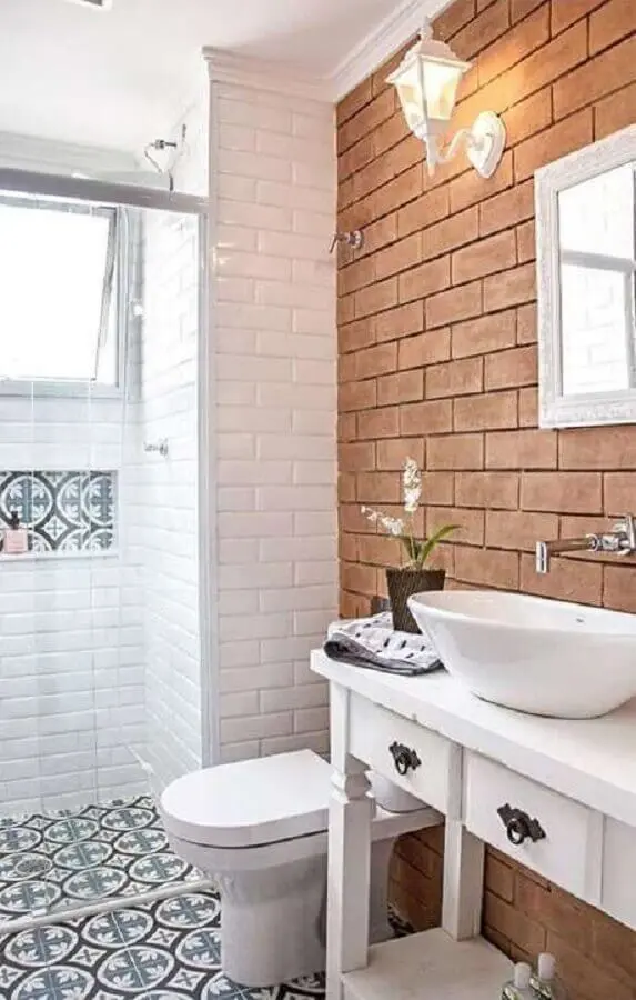 banheiro rústico simples decorado com piso hidráulico e parede de tijolinho Foto Pinterest