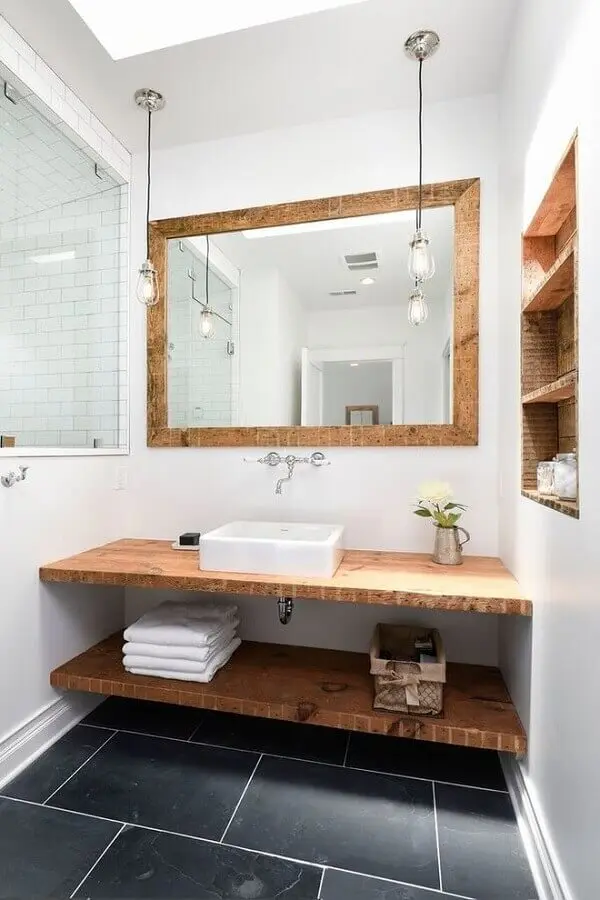 banheiro rústico simples decorado com prateleiras e espelho de madeira Foto Home Adore
