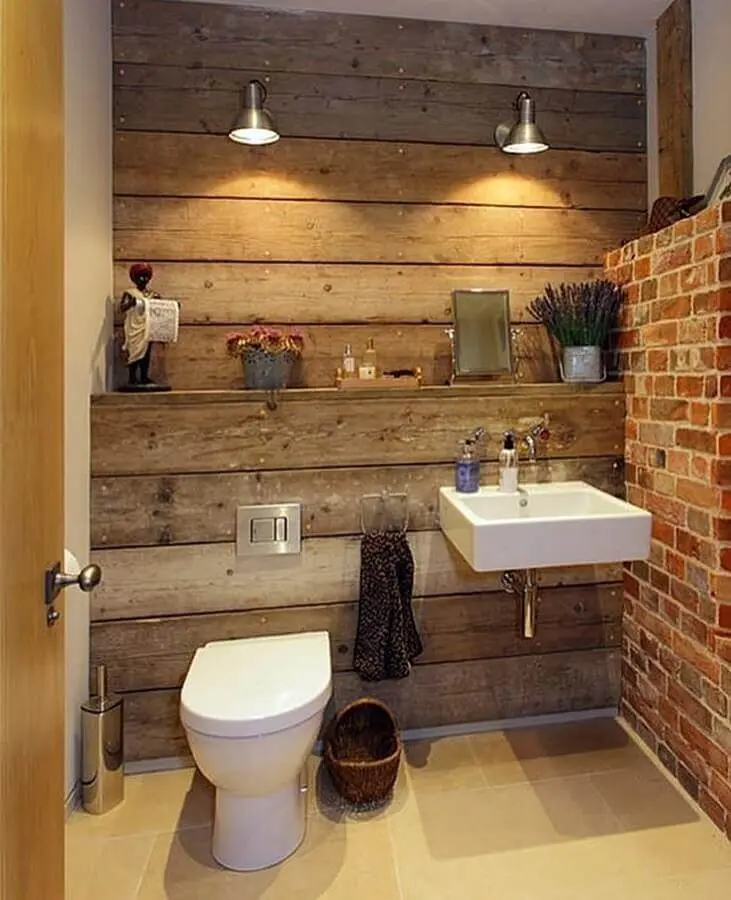 banheiro rústico simples decorado com revestimento de madeira para parede Foto Dicas Decor