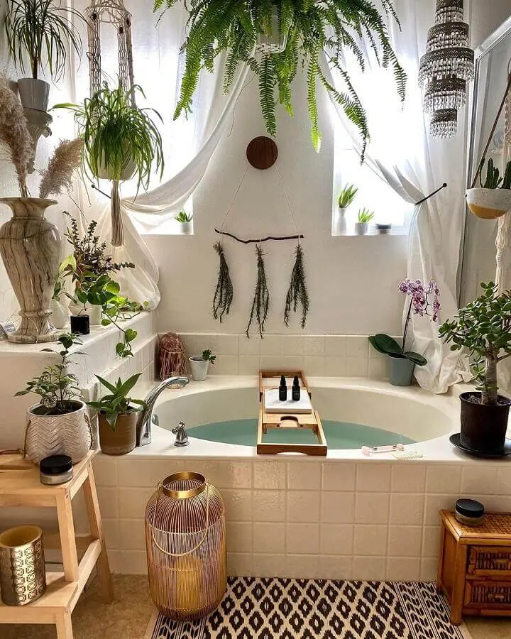 banheiro rústico simples decorado com vários vasos de plantas Foto Biodara Beauty & Wellness