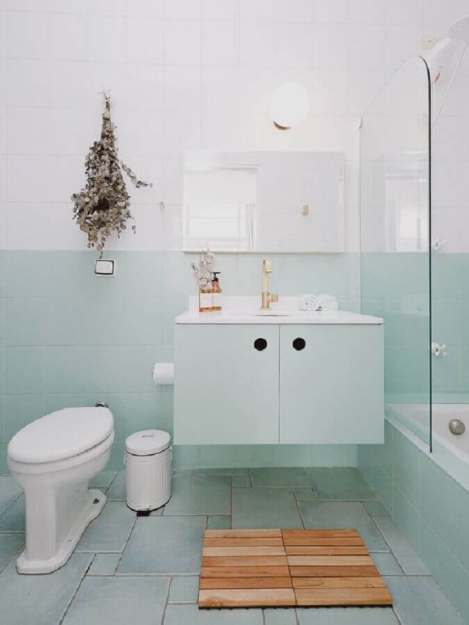 banheiro simples decorado com paleta verde menta e branco Foto A Casa Delas