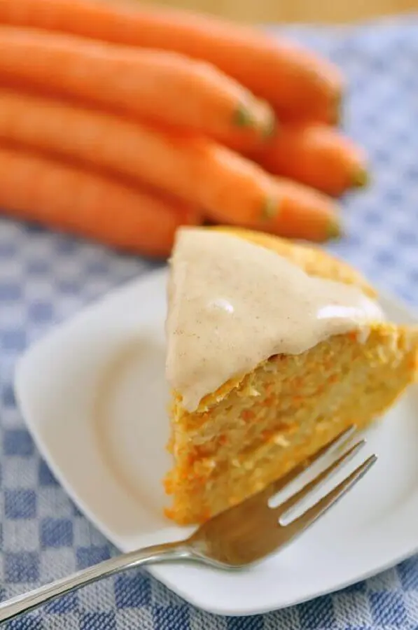Como fazer bolo de cenoura fofinho? Veja receita com cobertura de  brigadeiro
