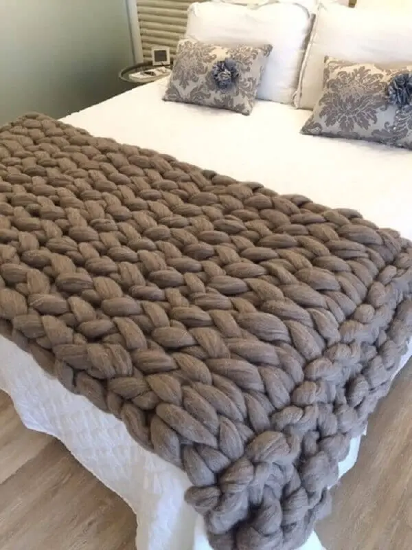 cama branca decorada com peseira de tricô cinza Foto Margot Tricot