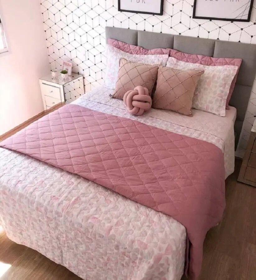 cama com peseira para decoração de quarto de casal cinza e rosa e branco Foto Apto 182