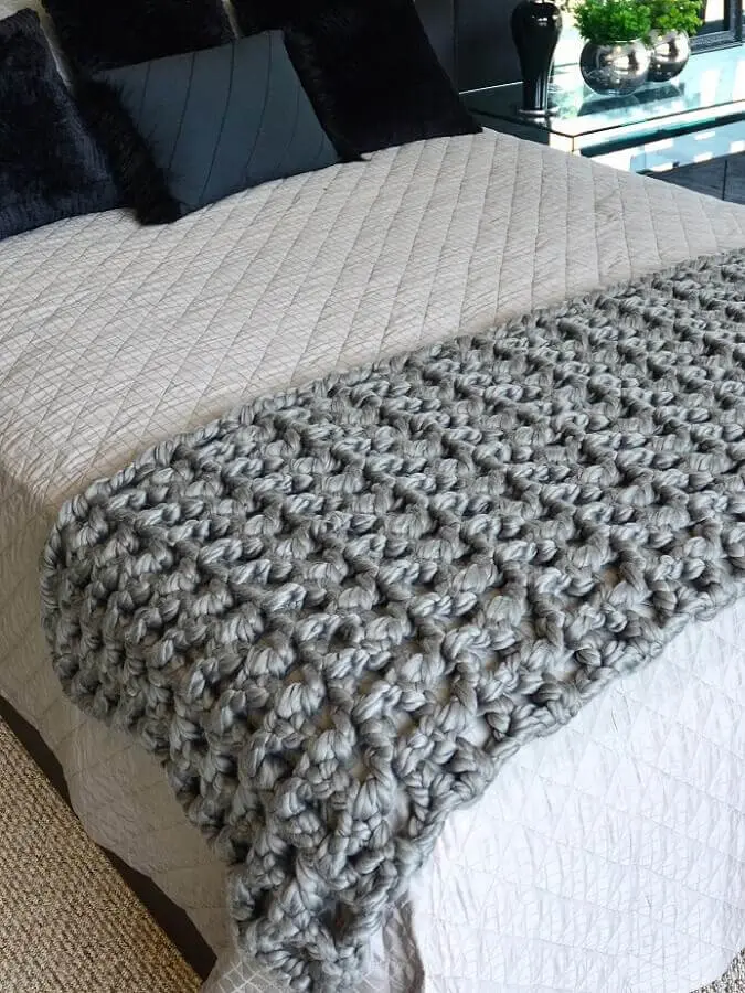 cama decorada com peseira de tricô cinza Foto Pinterest
