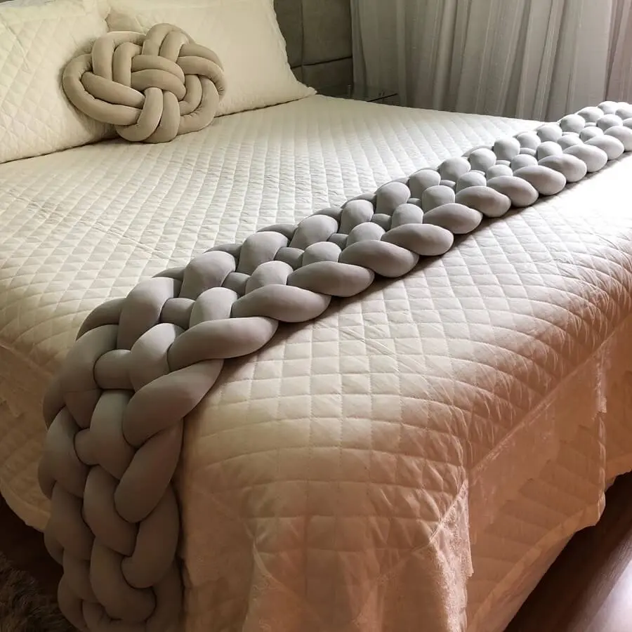 cama decorada com peseira trançada cinza Foto Margot Tricot