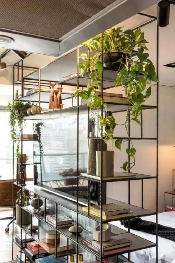 casa decorada com estante de ferro industrial como divisória de ambientes Foto Pinterest