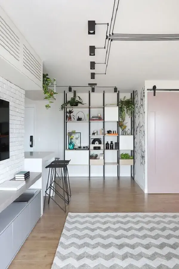 casa moderna decorada com estante de aço industrial Foto Habitare