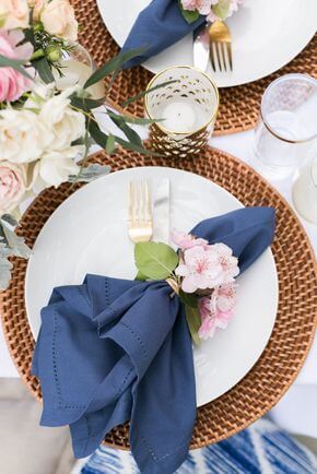 Como dobrar guardanapo azul para mesa de jantar 