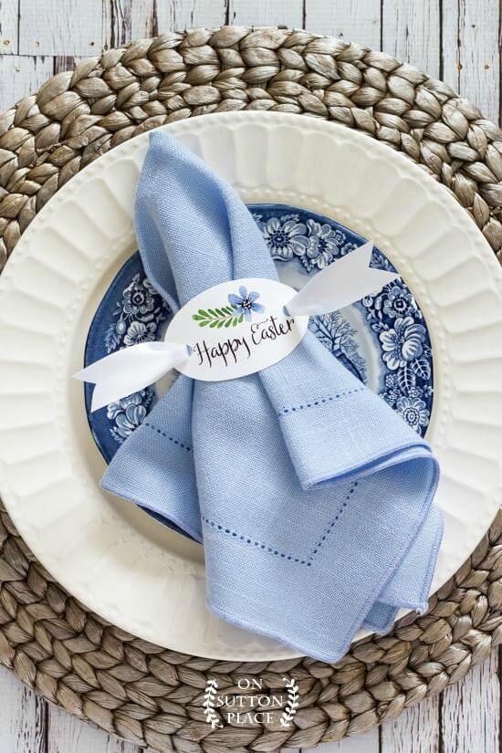 Decoração de mesa de jantar com guardanapo de tecido azul