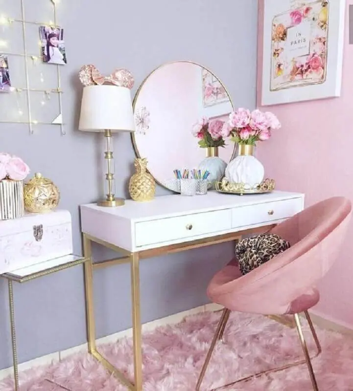 cor rosa pastel para decoração de ambiente com escrivaninha branca e parede azul claro Foto Pinterest