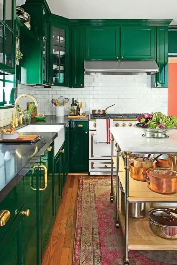 cor verde esmeralda para decoração de cozinha planejada com puxadores dourados Foto Pinterest