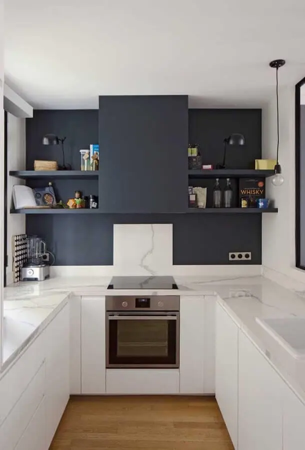 cozinha em U pequena com parede preta e bancada de mármore branco Foto Pinterest