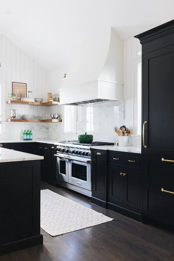 cozinha em formato de U planejada com armários pretos em estilo clássico Foto Lark & Linen
