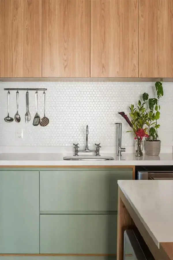 cozinha planejada com gabinete na cor verde menta e armário aéreo de madeira Foto limaonagua