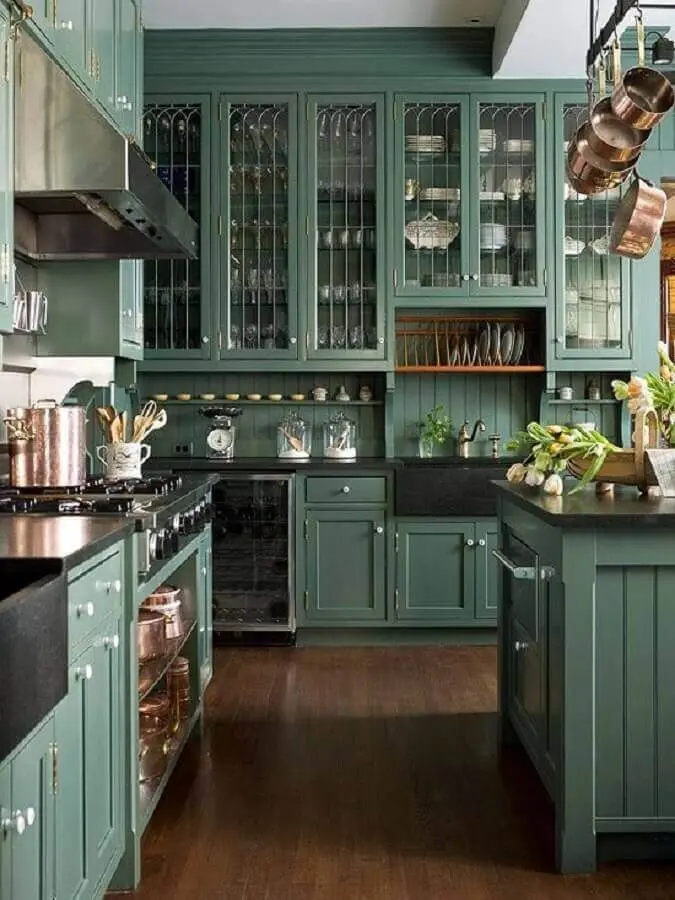 cozinha planejada verde com estilo clássico Foto Better Homes and Gardens
