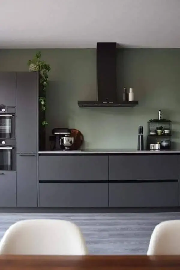 cozinha planejada verde musgo com armários cinza escuro Foto Pinterest