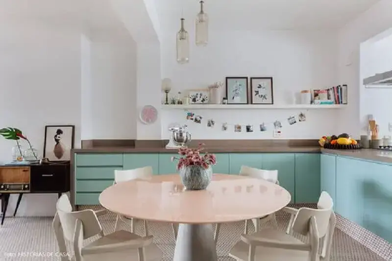 cozinha verde menta moderna decorada com mesa redonda Foto Histórias de Casa