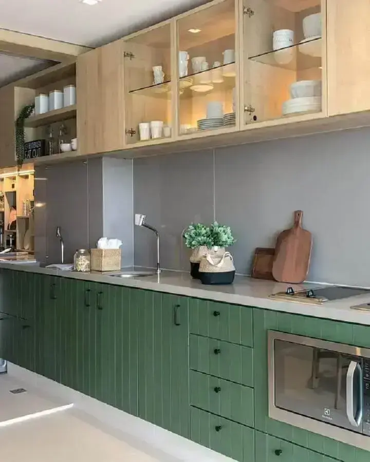 cozinha verde musgo decorada com armário aéreo de madeira com portas de vidro Foto Futurist Architecture