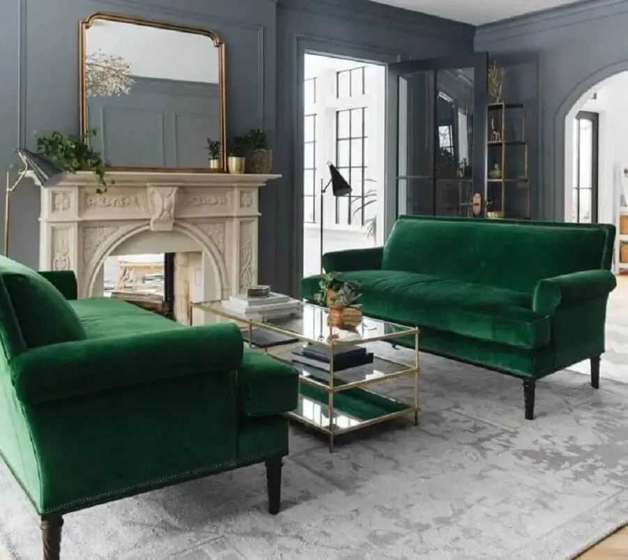 decoração clássica para sala cinza com sofá verde esmeralda Foto DT Estúdio Arquitetura