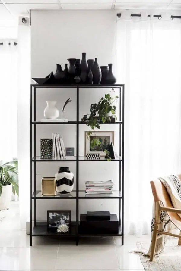 decoração clean com estante industrial preta com prateleiras de vidro Foto Pinterest
