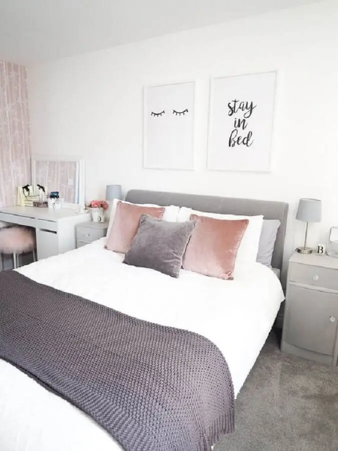 decoração clean com peseira para quarto de casal cinza e branco Foto Pinterest