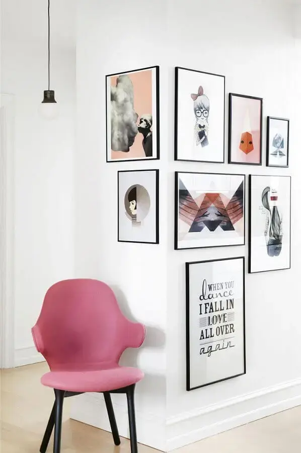 decoração clean com poltrona rosa e quadros de parede decorativos Foto Pinterest