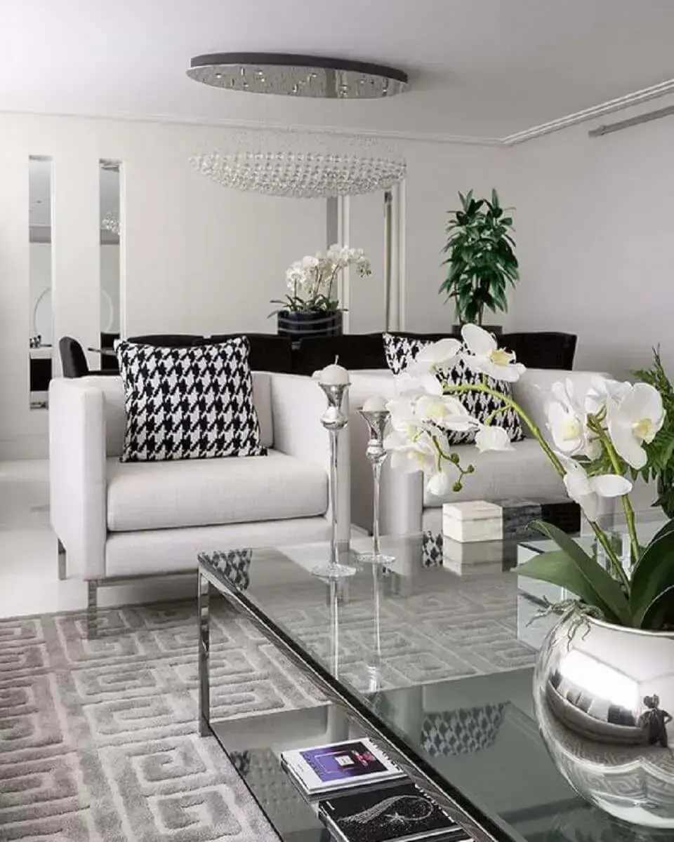 decoração clean com poltronas brancas para sala de estar Foto ArchZine
