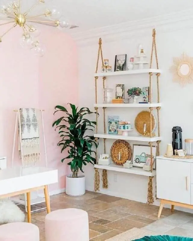 decoração clean para ambiente com parede rosa e prateleira suspensa com corda Foto Pinterest