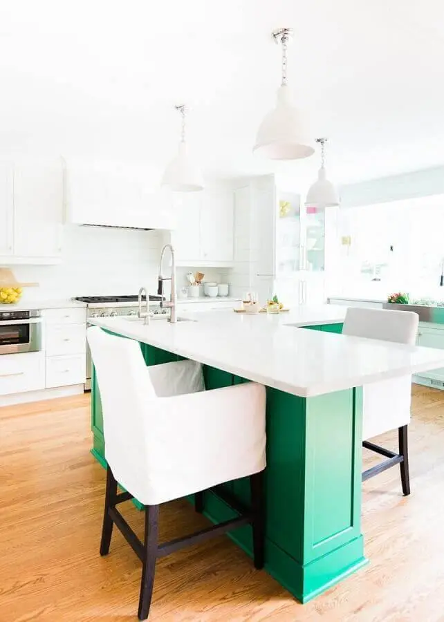 decoração clean para cozinha verde e branca com armários planejados Foto CoachDecor